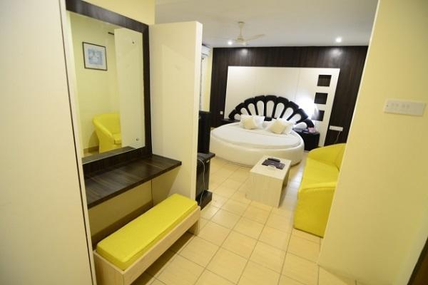 Hotel Little Palace Dibrugarh Bagian luar foto